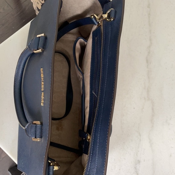 Michael Kors Saffiano Medium bag - Picture 2 of 3